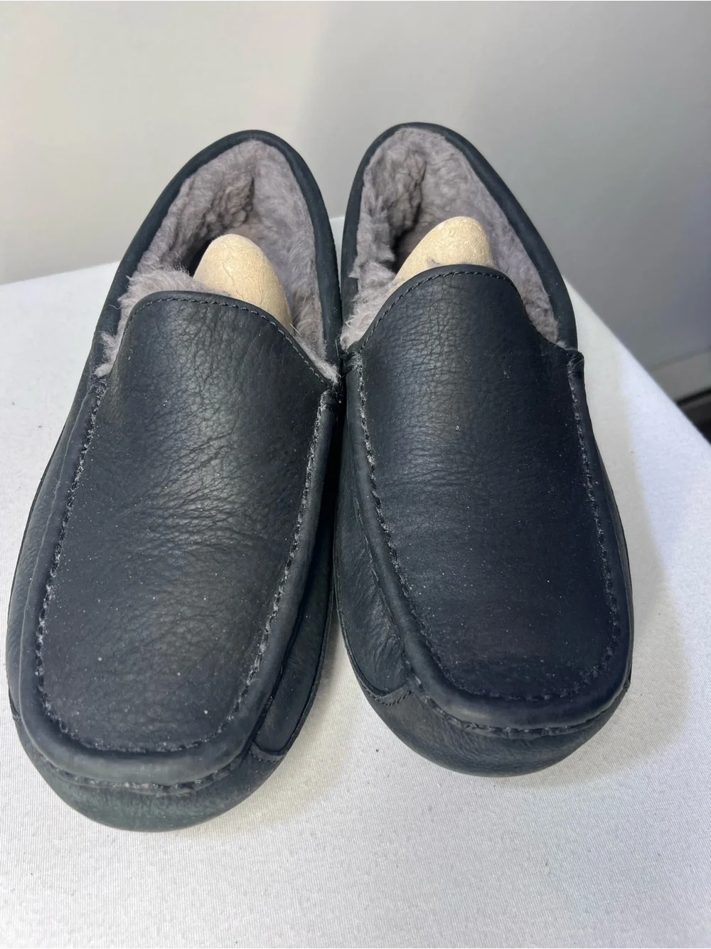 UGG Mens ascot 1101110 like new  no box Black Leather size 11 Slippers.